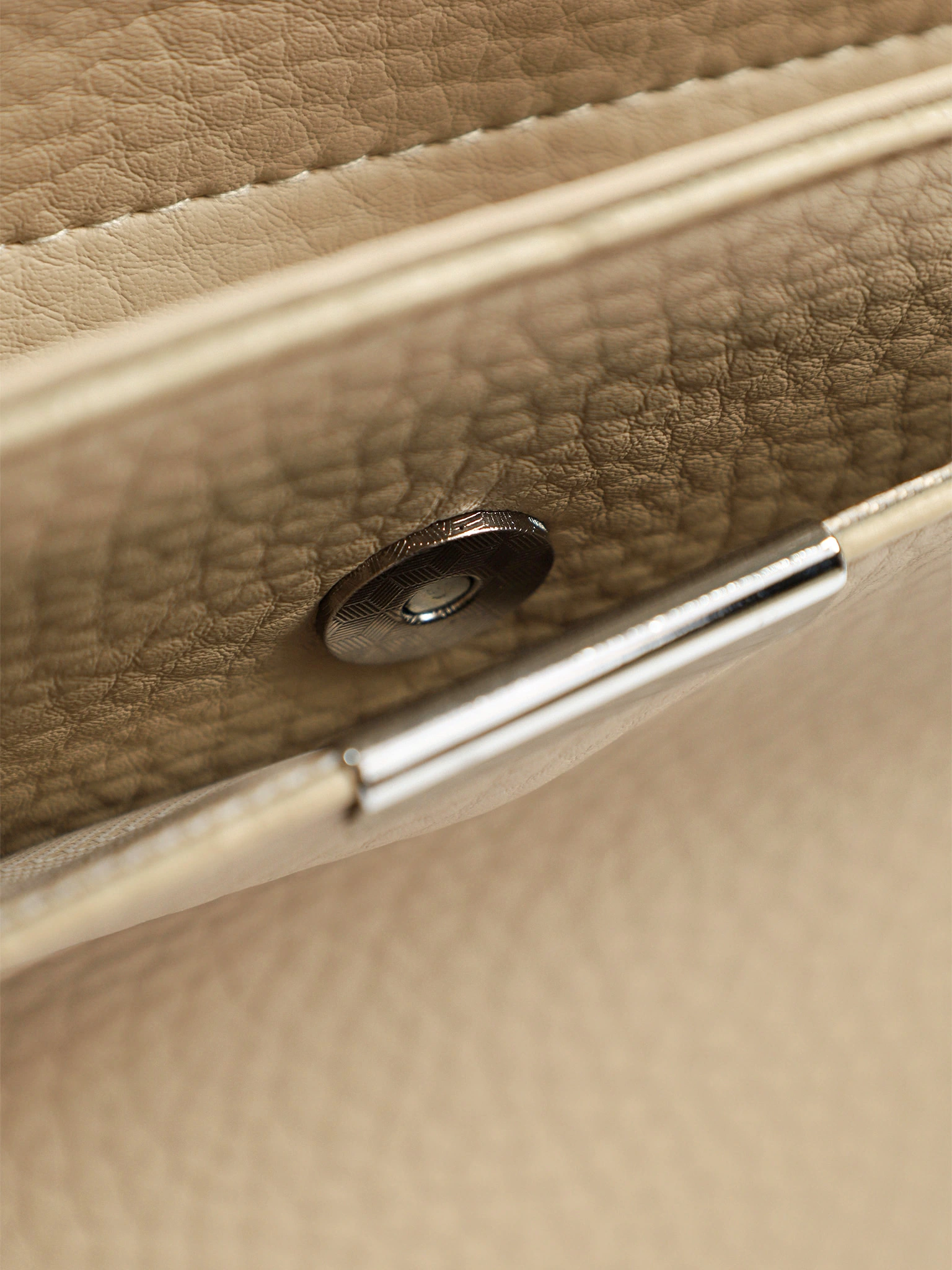 Сумка-тоут с декоративным брелком в ассортименте